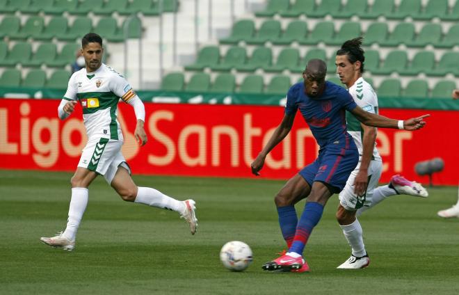 Geoffrey Kondogbia y Pere Milla, en el Elche-Atlético de la 20/21 (Foto: Cordon Press).