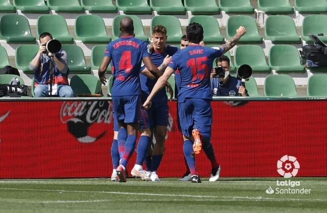 Los jugadores del Atlético de Madrid celebran el gol de Marcos Llorente ante el Elche (Foto: LaLig