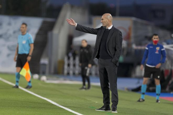 Zinedine Zidane da instrucciones durante el Real Madrid-Osasuna (Foto: Cordon Press).