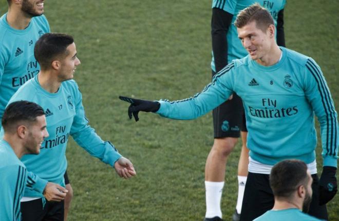 Lucas Vázquez y Toni Kroos, en un entrenamiento del Real Madrid.