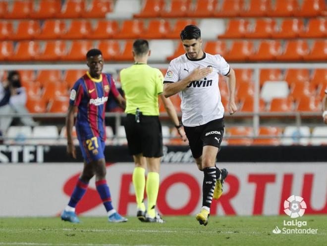 Carlos Soler celebra su gol en el Valencia CF - FC Barcelona (Foto: LaLiga).