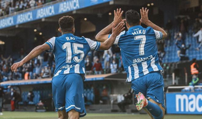 Miku y Raí celebran el primer gol del Dëpor ante el Langreo (Foto: RCD).