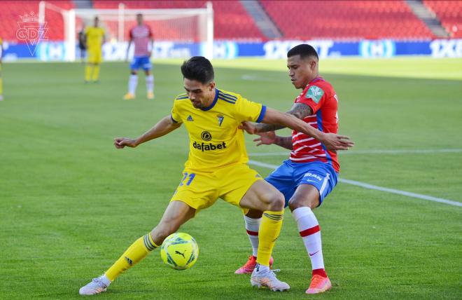 Rubén Sobrino protege la pelota ante Machis durante el Granada-Cádiz (Foto: Cádiz CF).