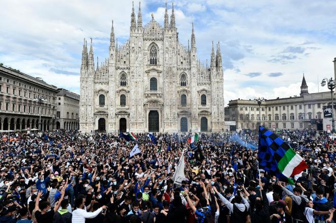 Aficionados del Inter de Milán celebran en la Piazza del Duomo el titulo de liga.