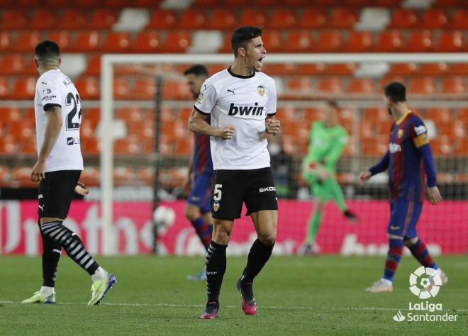 Gabriel celebra su gol en el Valencia-Barcelona (Foto: LaLiga).