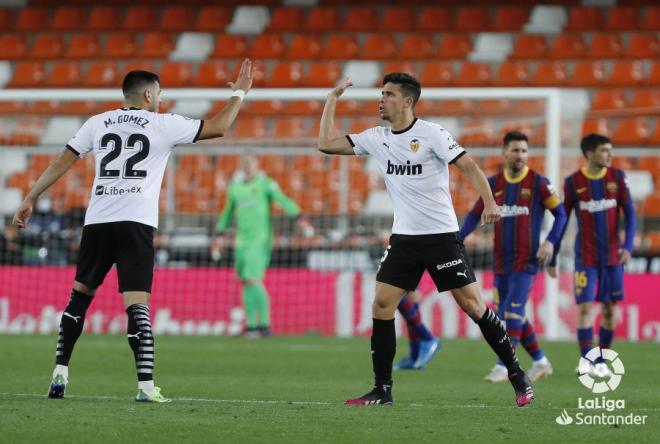 Gabriel celebra su gol en el Valencia-Barcelona (Foto: LaLiga).