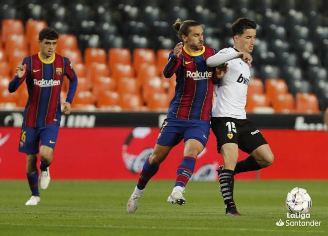 Griezmann presiona a Guillamón durante el Valencia-Barcelona (Foto: LaLiga).