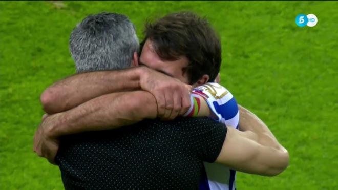 Imanol y Oyarzabal se abrazan tras ganar la Copa del Rey (Foto: Kiko Hurtado).
