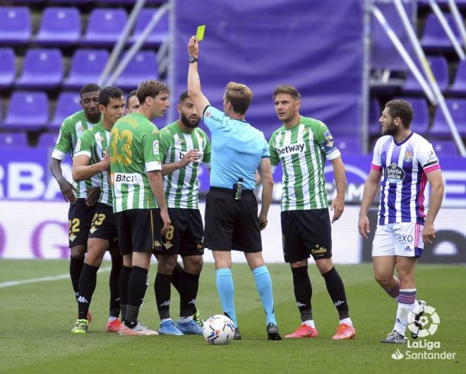 Fekir ve la cartulina amarilla ante el Valladolid (Foto: LaLiga).