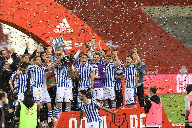 Los jugadores de la Real celebran el título de campeones de Copa del Rey (Foto: Kiko Hurtado).