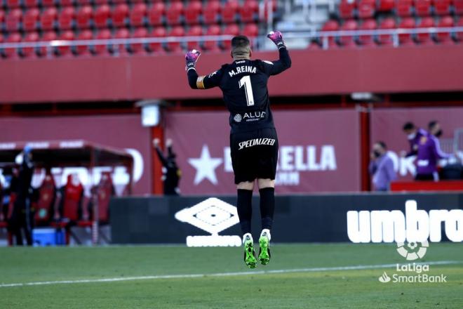 El malagueño Manolo Reina celebra un gol ante el Mirandés (Foto: LaLiga).