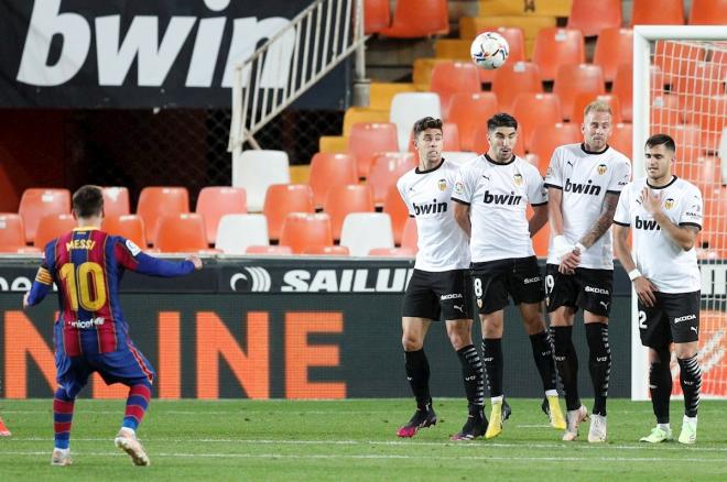 La falta directa de Leo Messi para su gol al Valencia (Foto: EFE).
