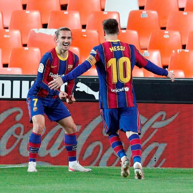 Antoine Griezmann celebra con Leo Messi su gol con el Barcelona al Valencia (Foto: LaLiga).