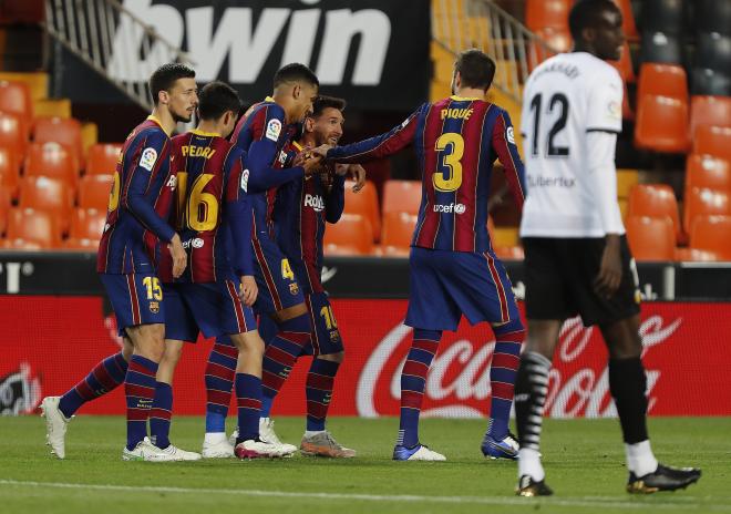 Leo Messi celebra uno de sus goles al Valencia con sus compañeros (Foto: Cordon Press).