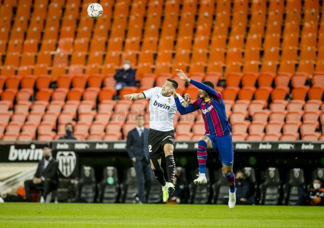 Maxi Gómez pugna un balón aéreo con Araújo en el Valencia CF - FC Barcelona (Foto: Valencia CF).
