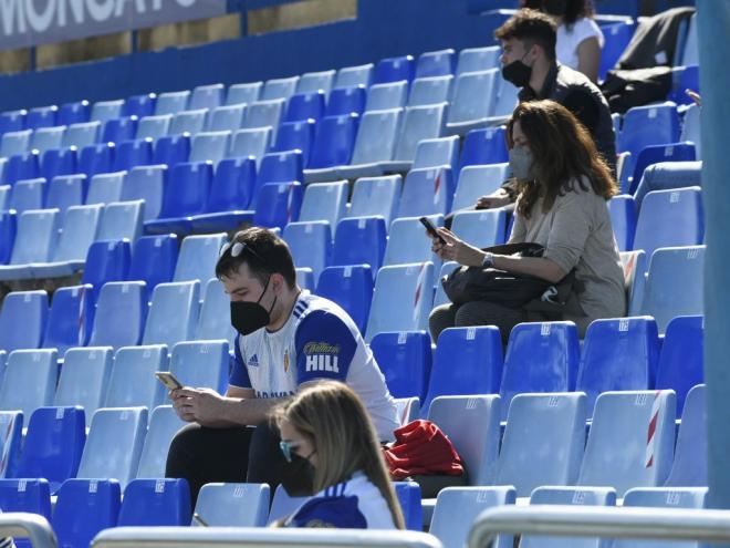 Público en La Romareda en el partido del Deportivo Aragón (Foto: Tino Gil/RZ).
