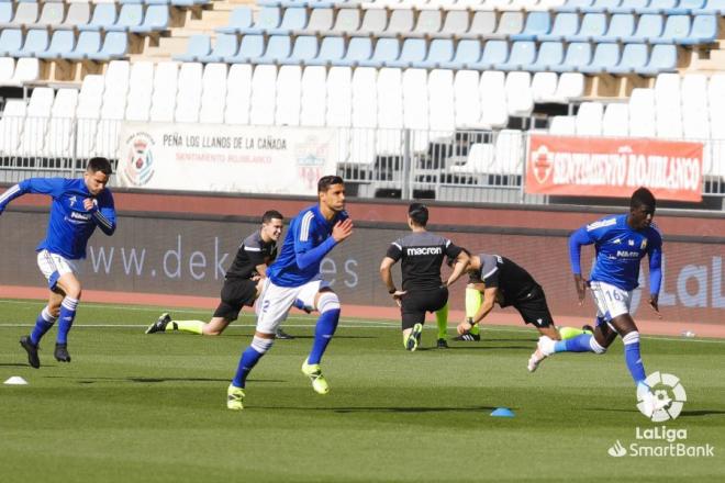 Grippo, durante el calentamiento del Almería-Real Oviedo (Foto: LaLiga).