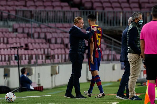 Koeman saluda a Busquets durante un partido del Barça (Foto: Cordon Press).