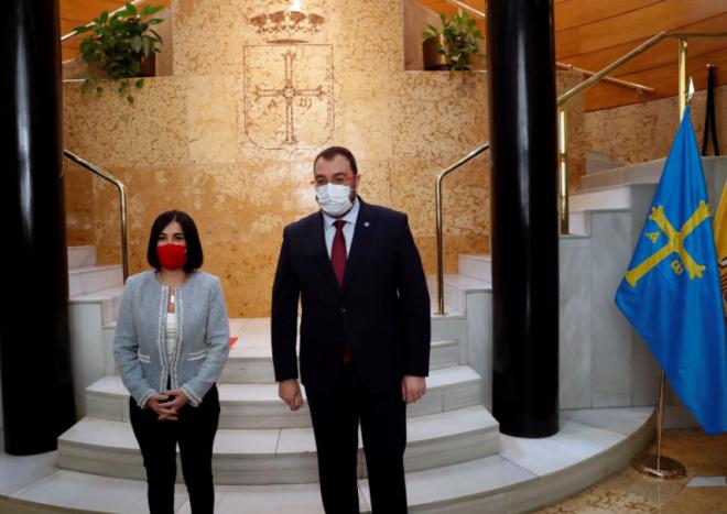 La ministra de Sanidad, Carolina Darias, y Adrián Barbón, este lunes en Asturias (Foto: GobAsturi