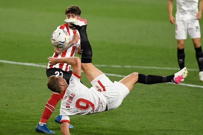 De Jong intenta una chilena en el Sevilla-Athletic. (Foto: Kiko Hurtado).