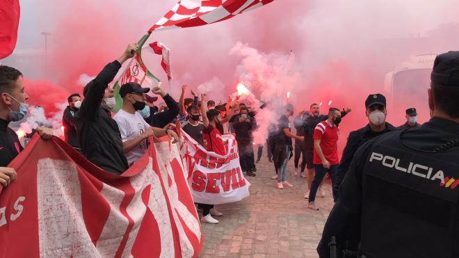 Aficionados sevillistas apoyando al equipo antes del Sevilla-Athletic (Foto: Kiko Hurtado).