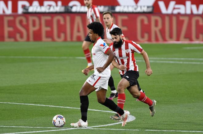 Koundé conduce la pelota ante Villalibre. (Foto: Kiko Hurtado).