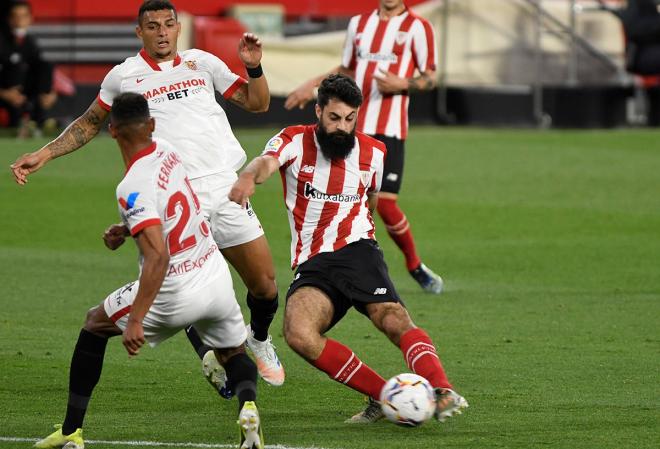 Asier Villalibre se faja con ganas ante el Sevilla FC en el Sánchez-Pizjuán (Foto: Kiko Hurtado).