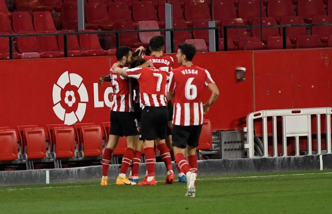 Los jugadores del Athletic se abrazan para celebrar el gol de Iñaki Williams (Foto: Kiko Hurtado).