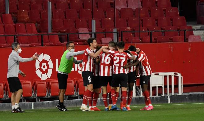 Los jugadores del Athletic celebran el gol al Sevilla (Foto Kiko Hurtado).
