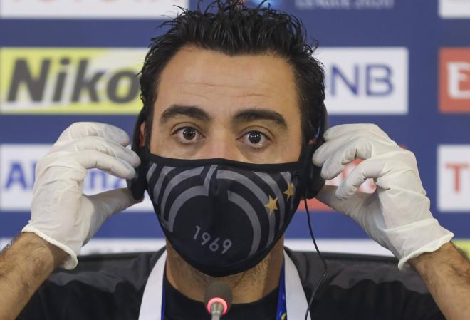Xavi Hernández, posible sustituto de Koeman, en una rueda de prensa con el Al Sadd (Foto: Cordon Press).