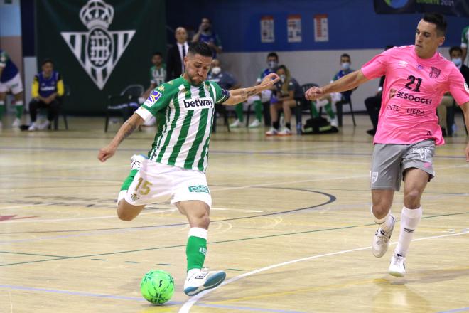 El bético Rubén Cornejo ejecuta un disparo (foto: Betis Futsal).