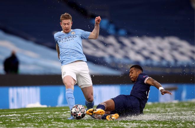 Kimpembe trata de robar un balón a Kevin De Bruyne (Foto: Cordon Press).