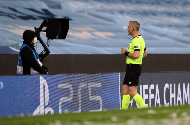Kuipers revisa una acción en el VAR en el Etihad Stadium (Foto: Cordon Press).