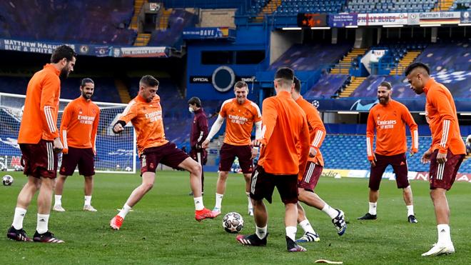 Los jugadores del Real Madrid entrenan sobre el césped de Stamford Bridge (Foto: RM).
