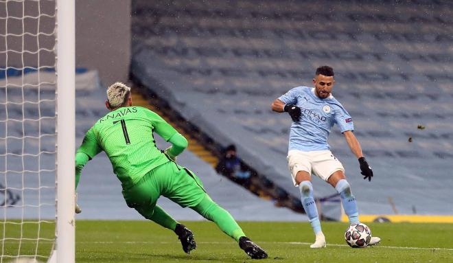 Mahrez bate a Keylor Navas en el Manchester City-PSG (Foto: Cordon Press). .