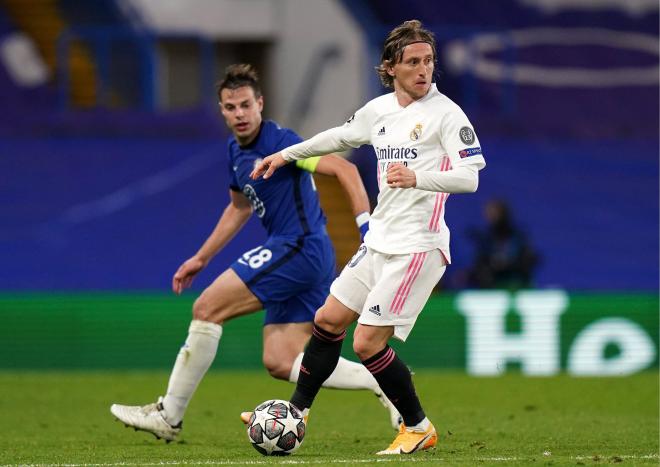 Luka Modric controla delante de Azpilicueta (Foto: Cordon Press).