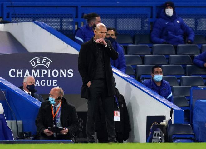 Zinedine Zidane, en la banda de Stamford Bridge durante el Chelsea-Real Madrid de Champions League (Foto: Cordon Press).