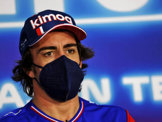 Fernando Alonso, antes de un Gran Premio, en rueda de prensa (Foto: EFE).