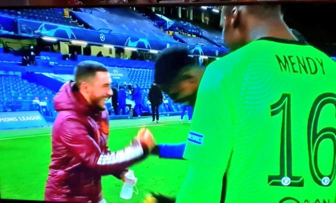 Eden Hazard, 'cazado' entre risas con los jugadores del Chelsea tras la eliminación del Real Madrid.