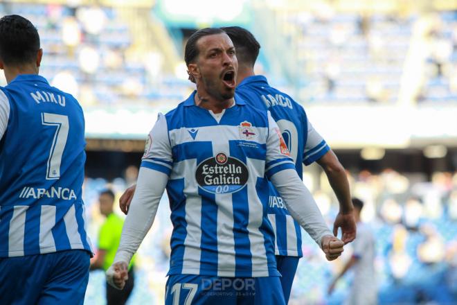 Héctor Hernández celebrando un gol del Dépor ante el Langreo (Foto: RCD).