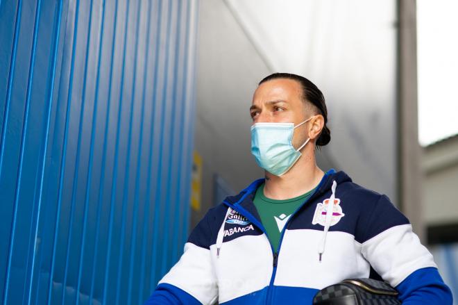 Héctor Hernández entrando en el estadio de Riazor (Foto: RCD).