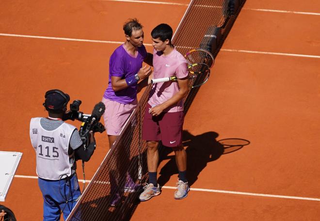 Rafa Nadal felicita a Carlos Alcaraz tras el partido en el Open de Madrid (Foto: Cordon Press).