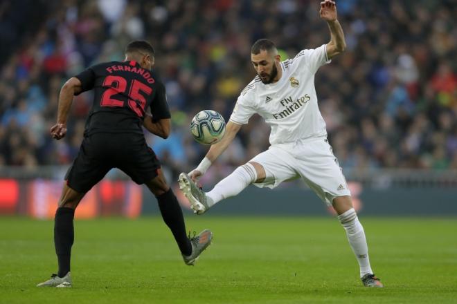 Fernando y Benzema pugnan por un balón en el último Real Madrid - Sevilla.