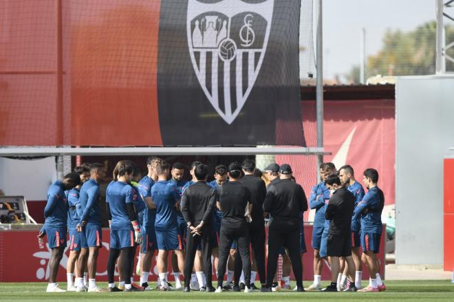 Entrenamiento del Sevilla este miércoles. (Foto: Kiko Hurtado).