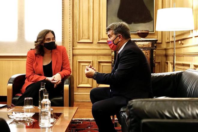 Joan Laporta conversa con Ada Colau, alcaldesa de Barcelona (Foto FCB).