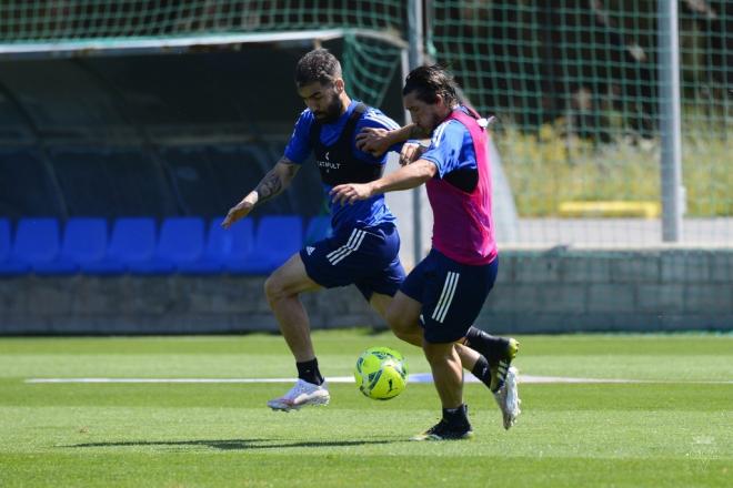 Perea, en un entrenamiento de esta semana junto al 'Pacha' Espino (Foto: Cádiz CF).