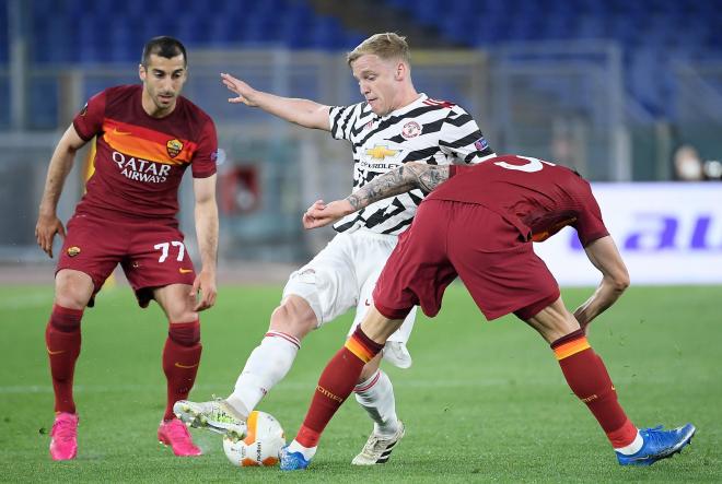 Van de Beek controla la pelota en el Roma-Manchester United (Foto: EFE).