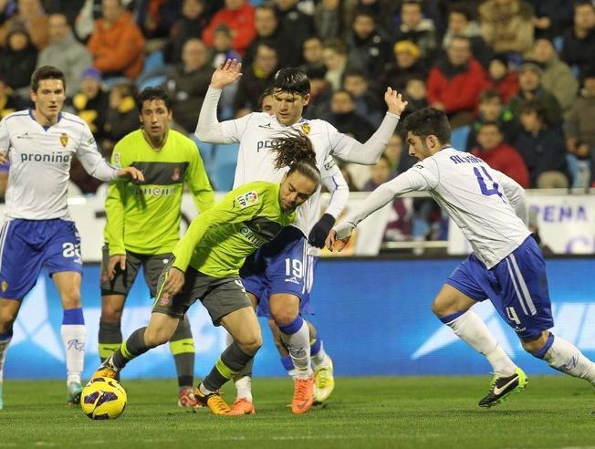 Imagen del último duelo entre Real Zaragoza y Espanyol en La Romareda (Foto: EFE).