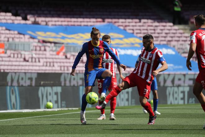 Antoine Griezmann controla un balón en el Barcelona-Atlético (Foto: Cordon Press).