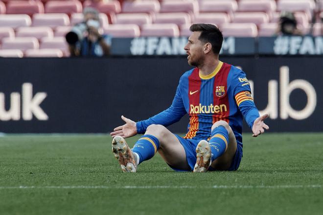 Leo Messi protesta durante el Barcelona-Atlético (Foto: Cordon Press).
